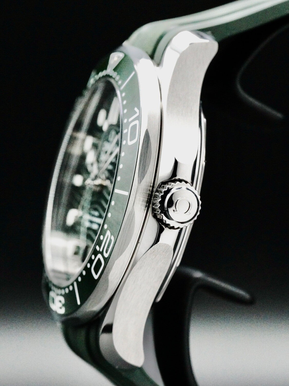 Omega 210.32.42.20.10.001 Seamaster Diver 300M Green Dial on Strap