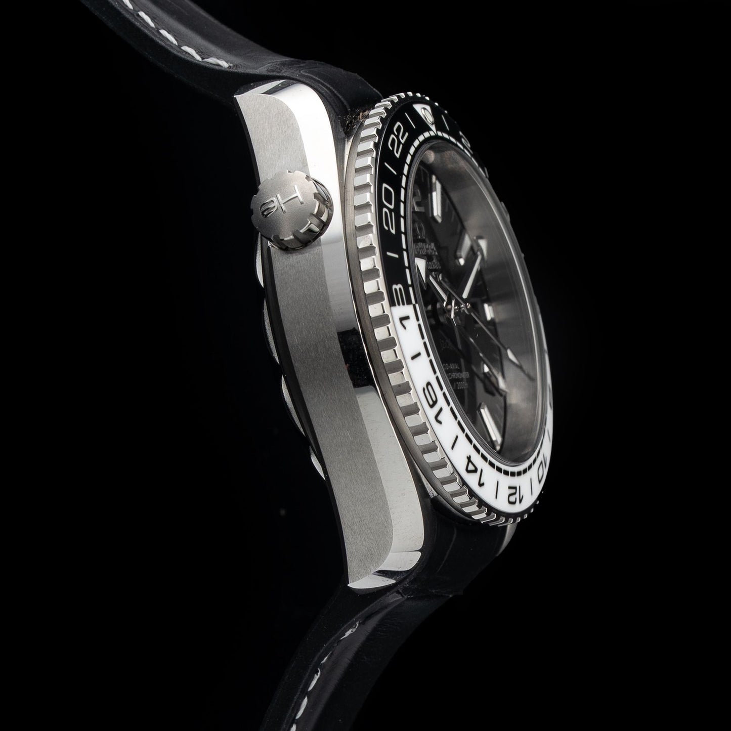 Omega Planet Ocean 600m co-axial Master Chronometer GMT 215.33.44.22.01.001