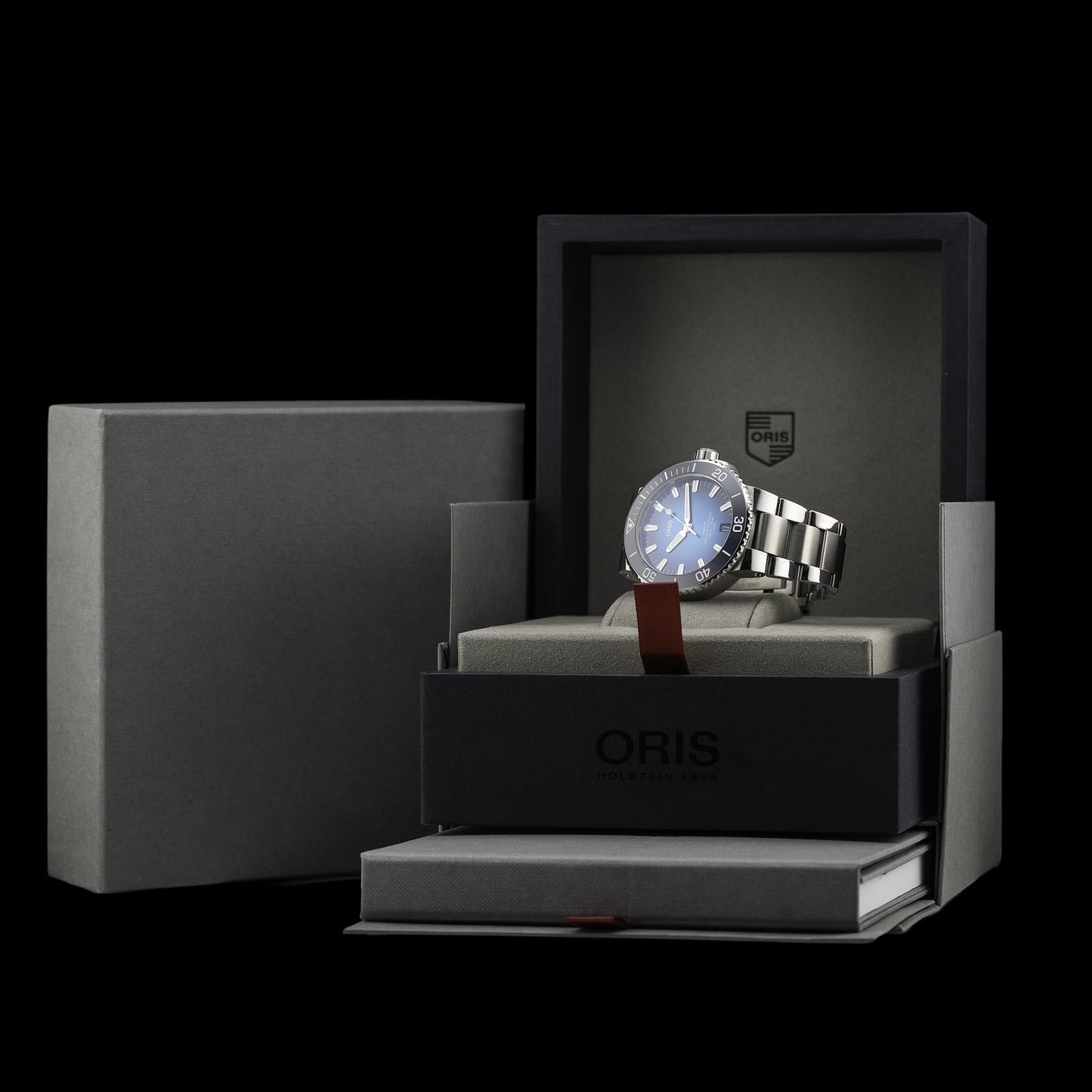 Oris Aquis Date Calibre 400 Bi-Color Blue Dial on Bracelet