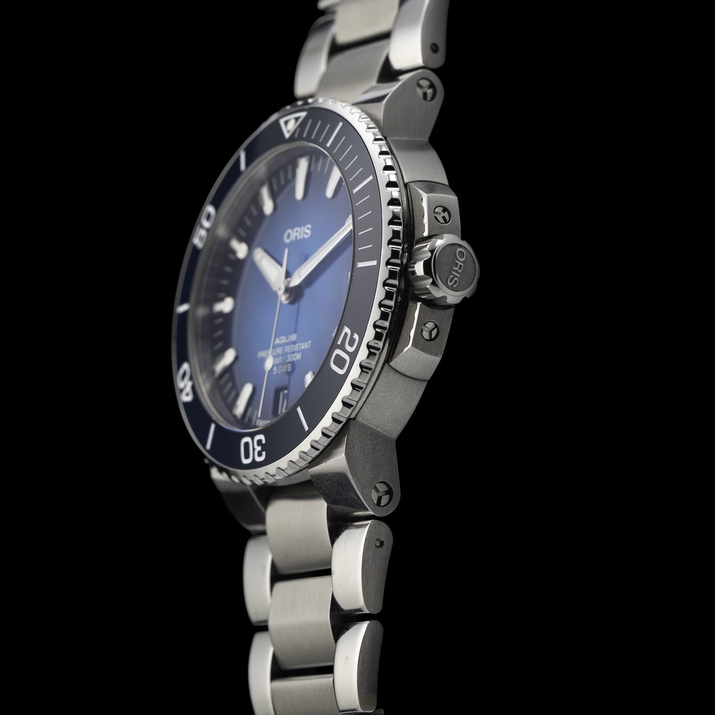 Oris Aquis Date Calibre 400 Bi-Color Blue Dial on Bracelet