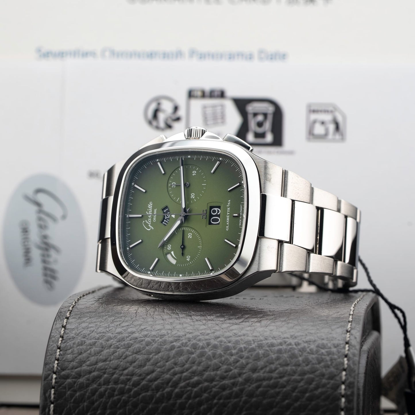 Glash\u00fctte Original Seventies Chronograph Panorama Date Fab Green 1-37-02-09-02-70