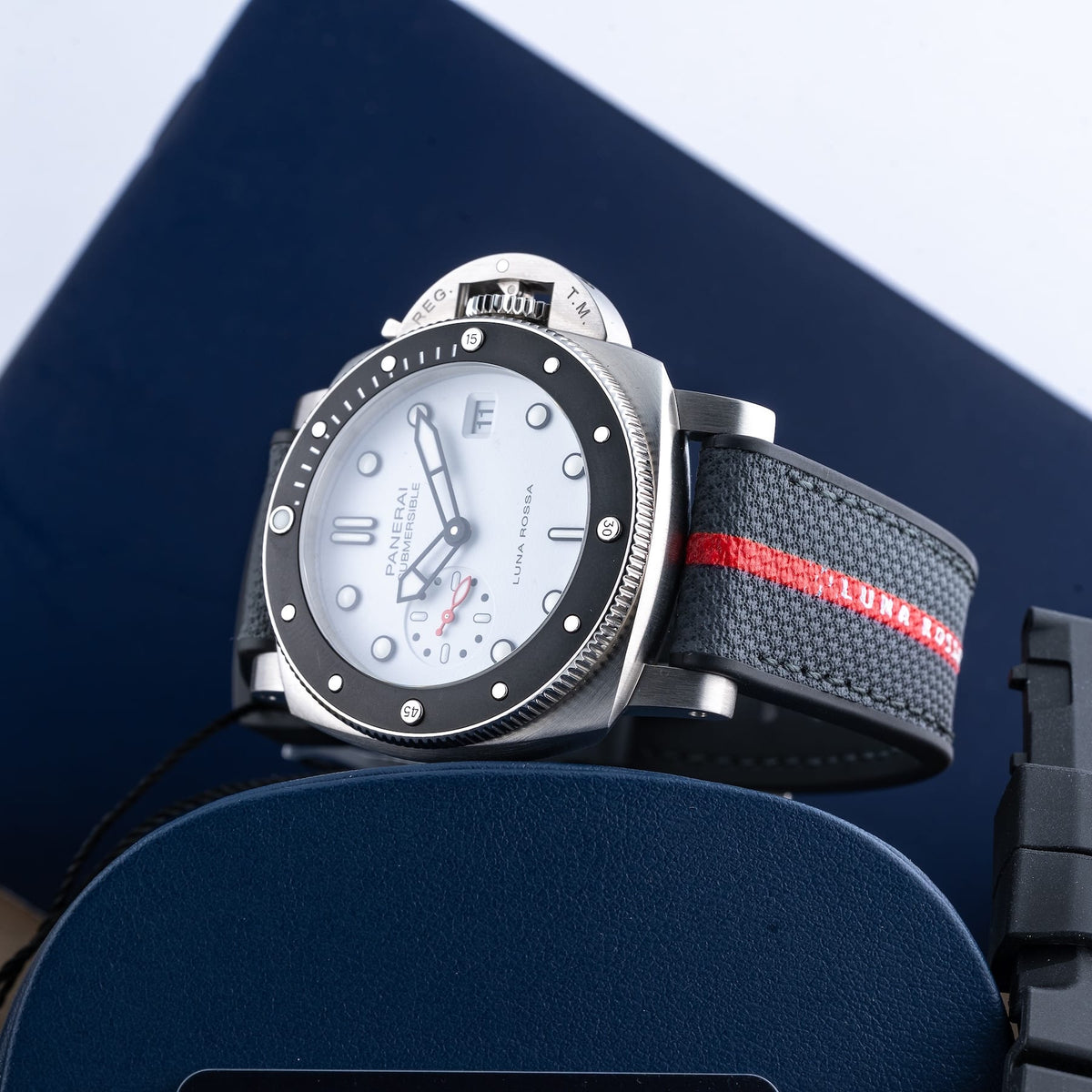 Panerai Submersible Luna Rossa PAM01579